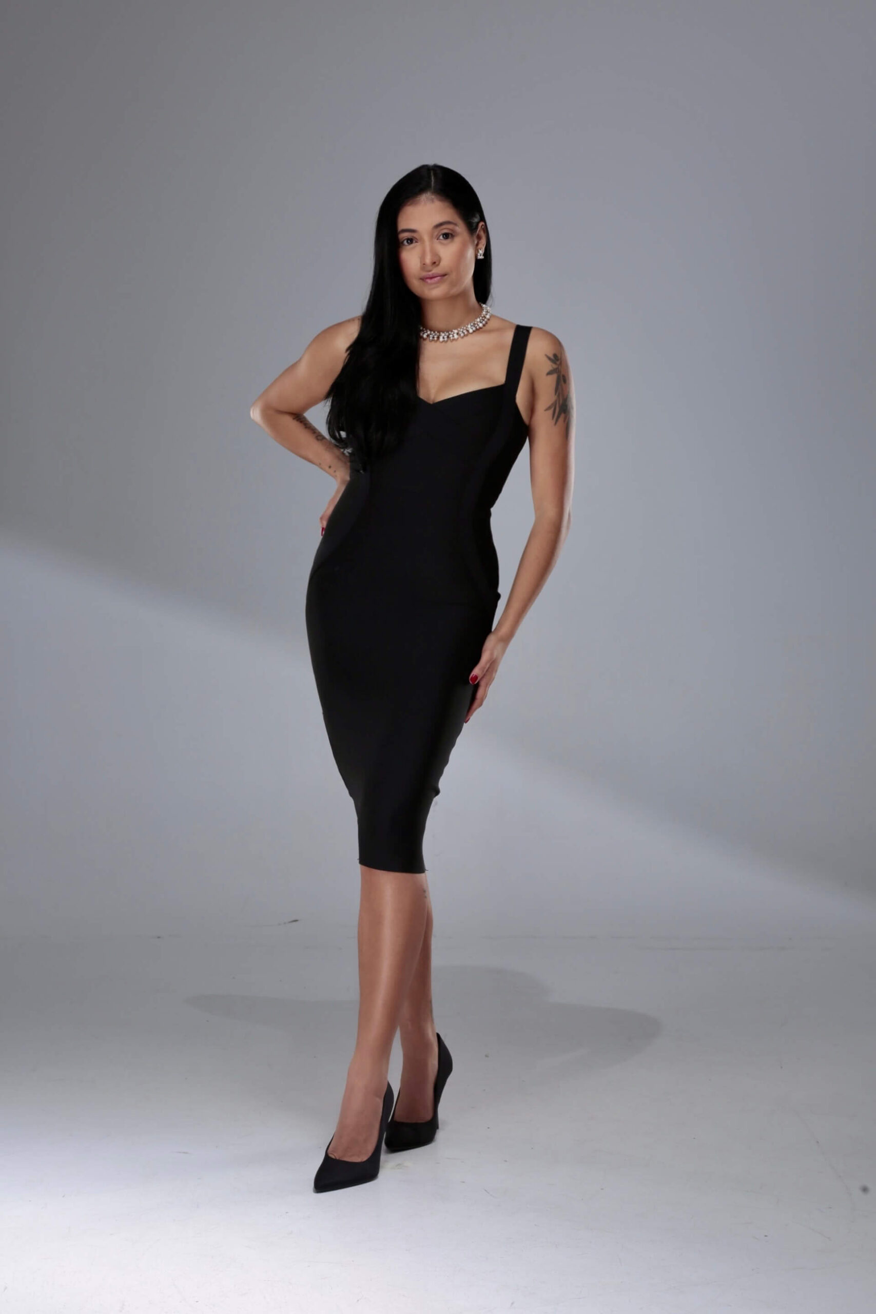 Olivia escort en Madrid posando con vestido negro en estudio