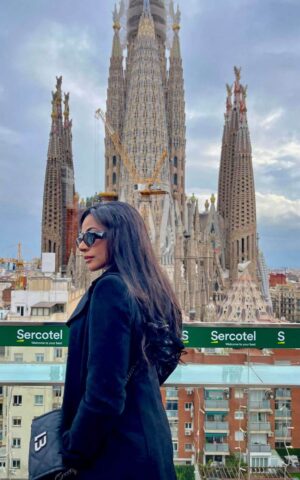 Paula escort brasileña posando frente a la Sagrada Familia