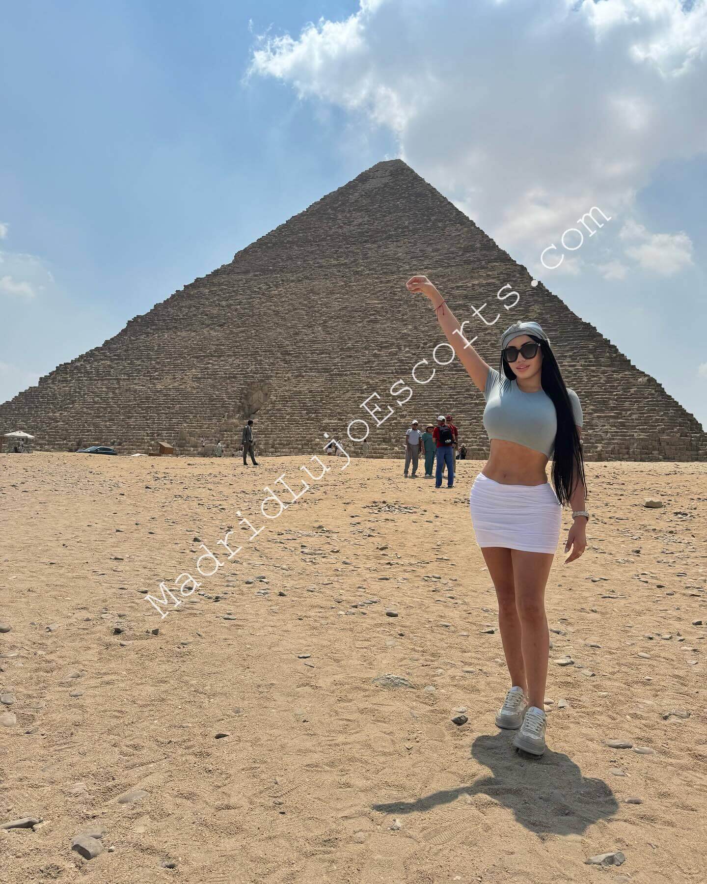 Brendi escort Madrid posando frente a las pirámides de Egipto