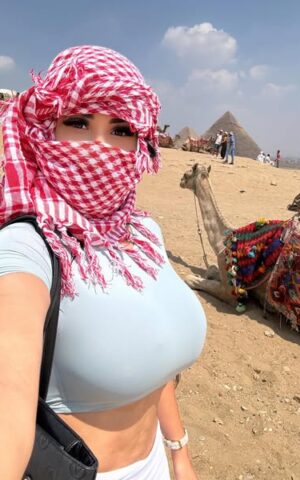 Brendi, escort Madrid sacándose un selfie en el desierto