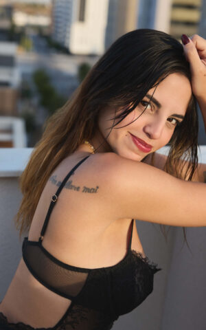 Alice, escort venezolana y pornstar en Madrid con conjunto negro y mirada penetrante