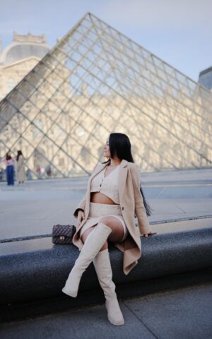 Aline, escort Madrid posando en el museo del Louvre de Francia con look claro