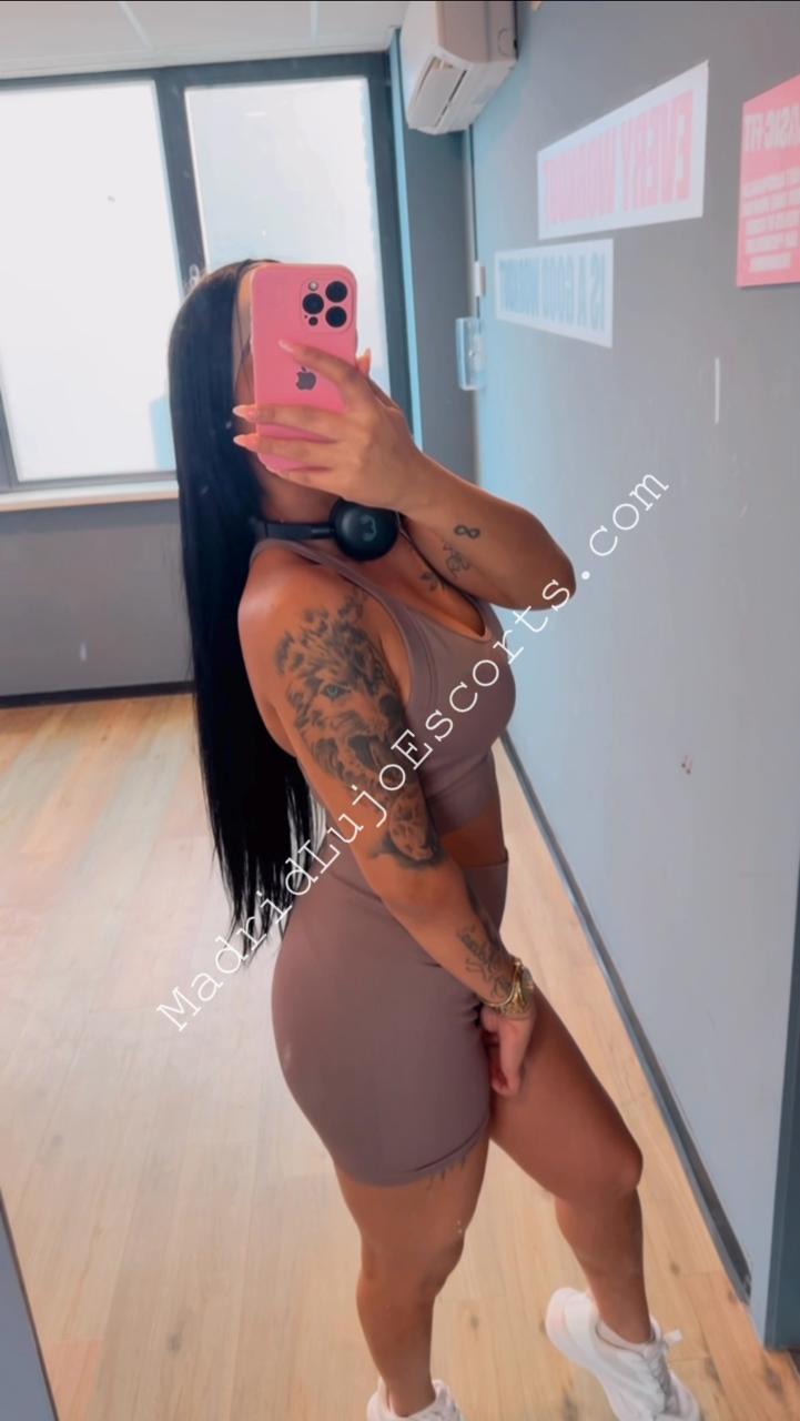 Aline, escort Madrid sacándose una foto al espejo con look deportivo