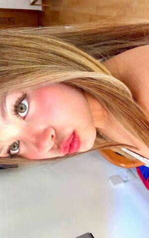 Mia escort venezolana en Madrid posando en un selfie artístico en primer plano