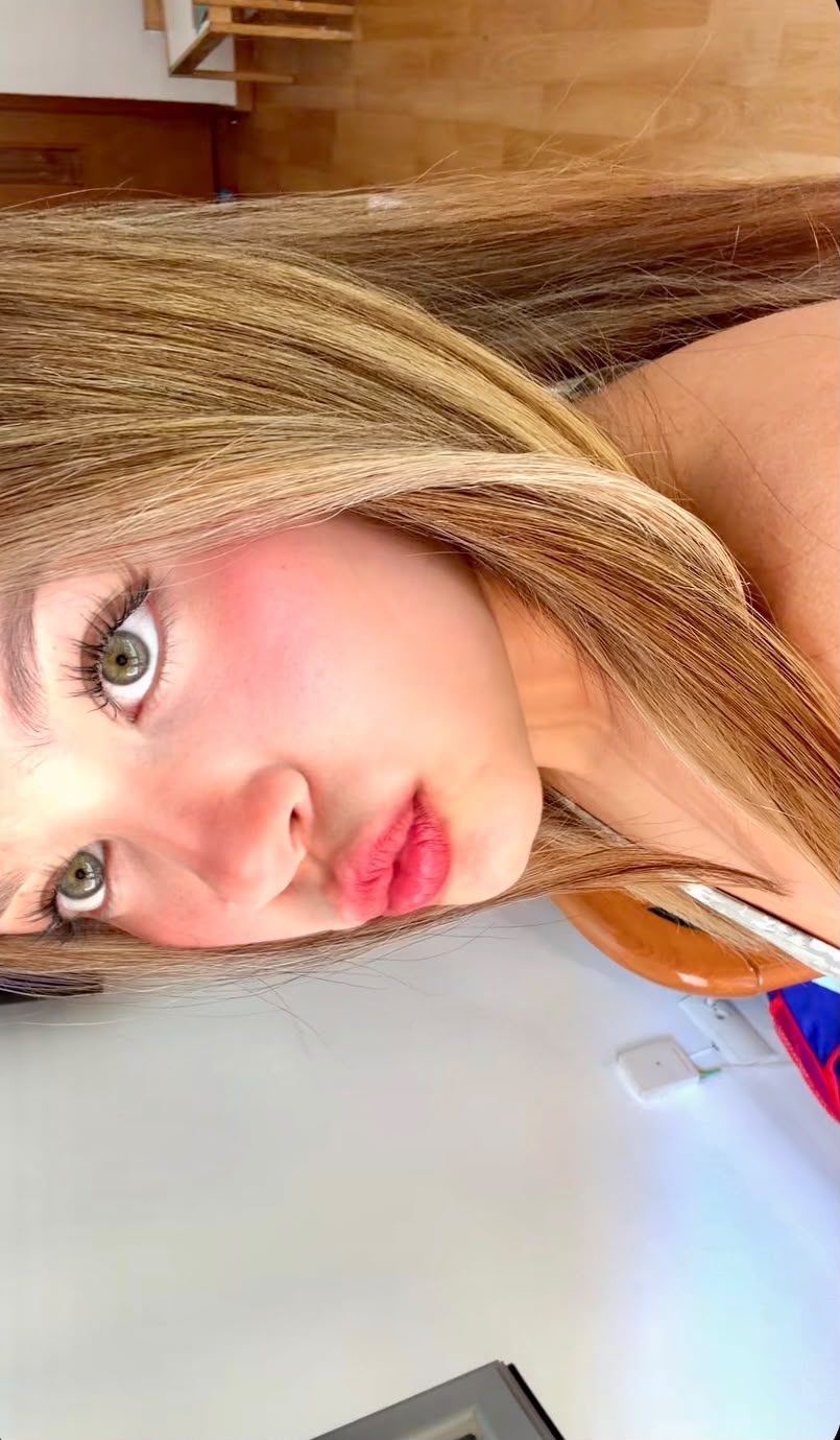 Mia escort venezolana en Madrid posando en un selfie artístico en primer plano