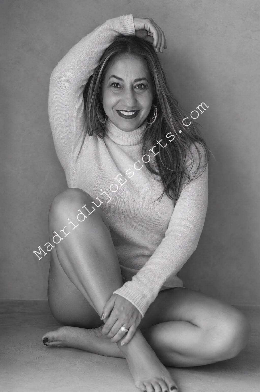 Paty escort brasileña en Madrid posando en un retrato artístico en blanco y negro